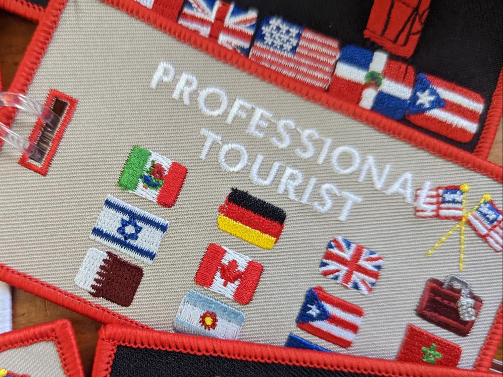 PROFESSIONAL TOURIST Luggage Tag. Worldwide! Light Gray background